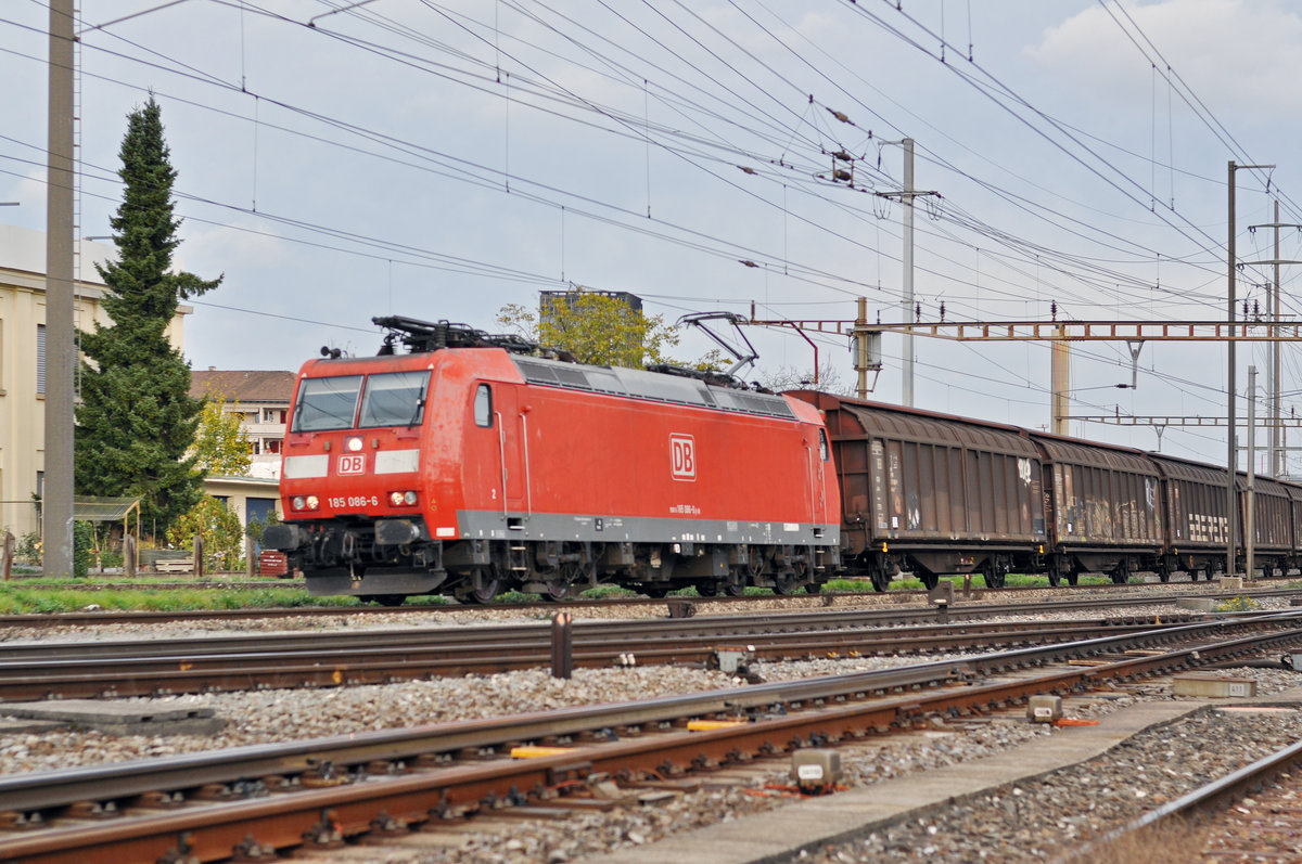 DB Lok 185 086-6 durchfährt den Bahnhof Pratteln. Die Aufnahme stammt vom 28.10.2017.