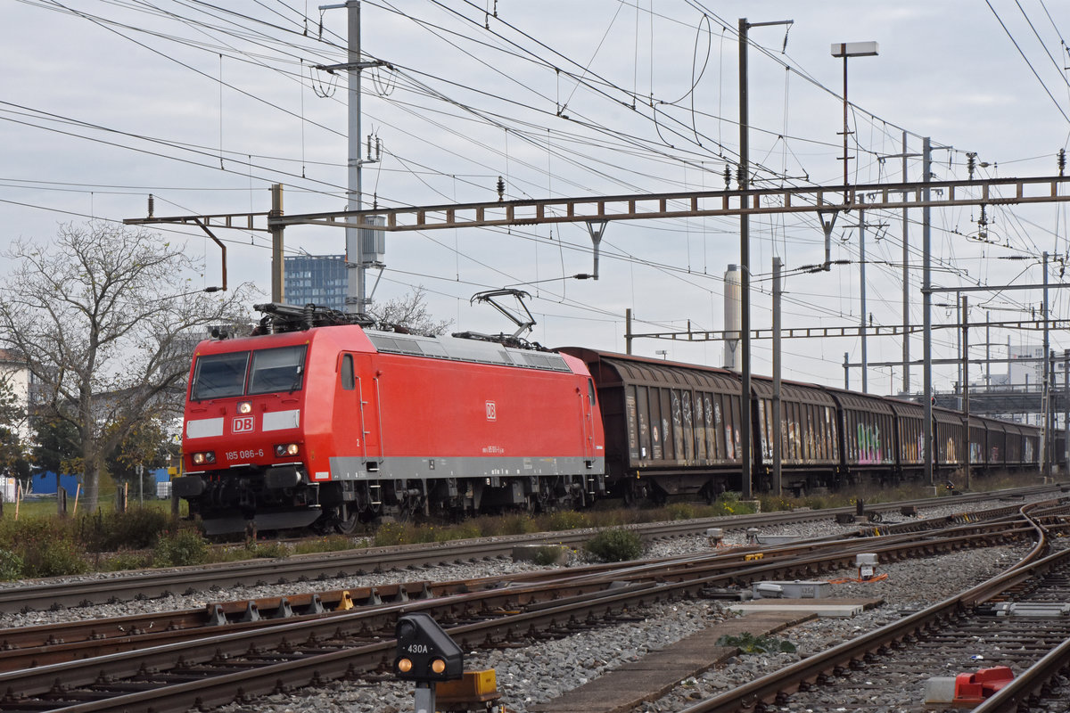 DB Lok 185 086-6 durchfährt den Bahnhof Pratteln. Die Aufnahme stammt vom 13.11.2020.