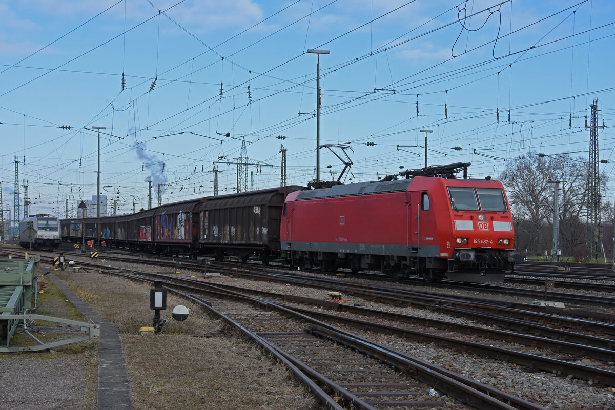 DB Lok 185 087-7 durchfährt den badischen Bahnhof. Im Hintergrund steht die Lok 185 969-2. Die Aufnahme stammt vom 23.01.2022.