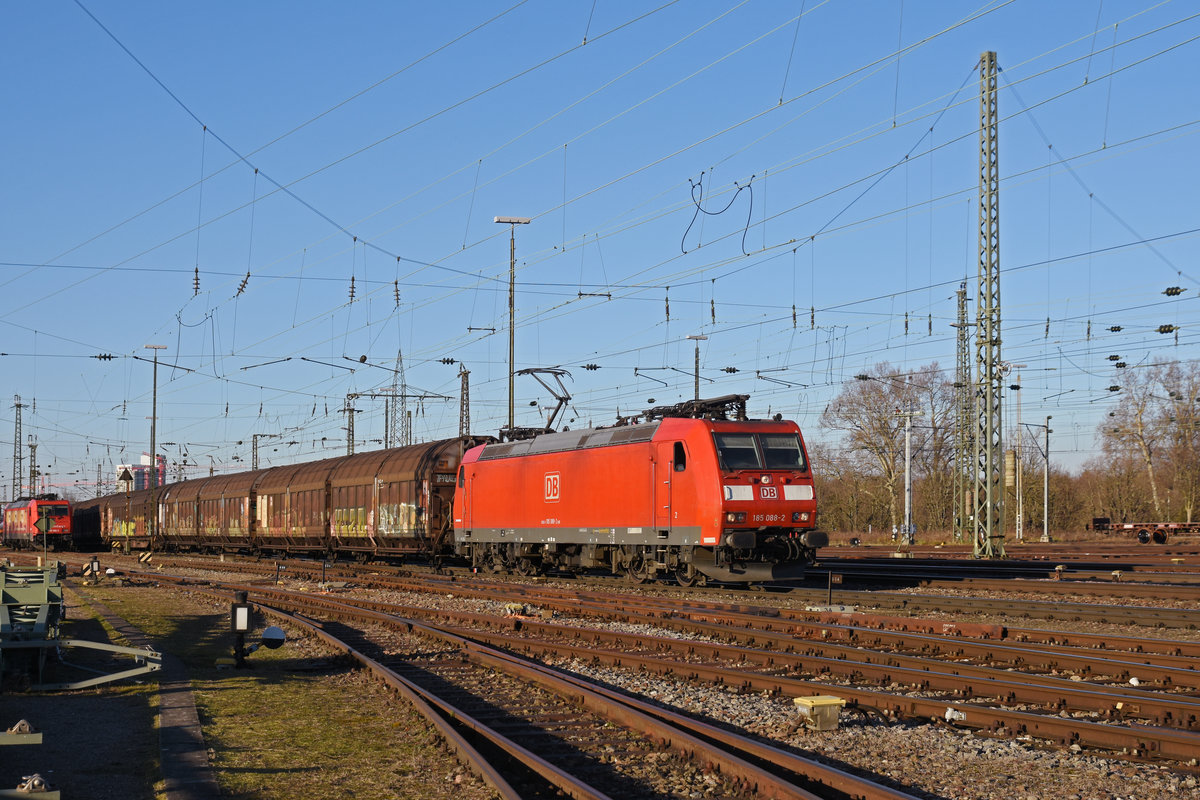 DB Lok 185 088-2 durchfährt den badischen Bahnhof. Die Aufnahme stammt vom 16.01.2020.