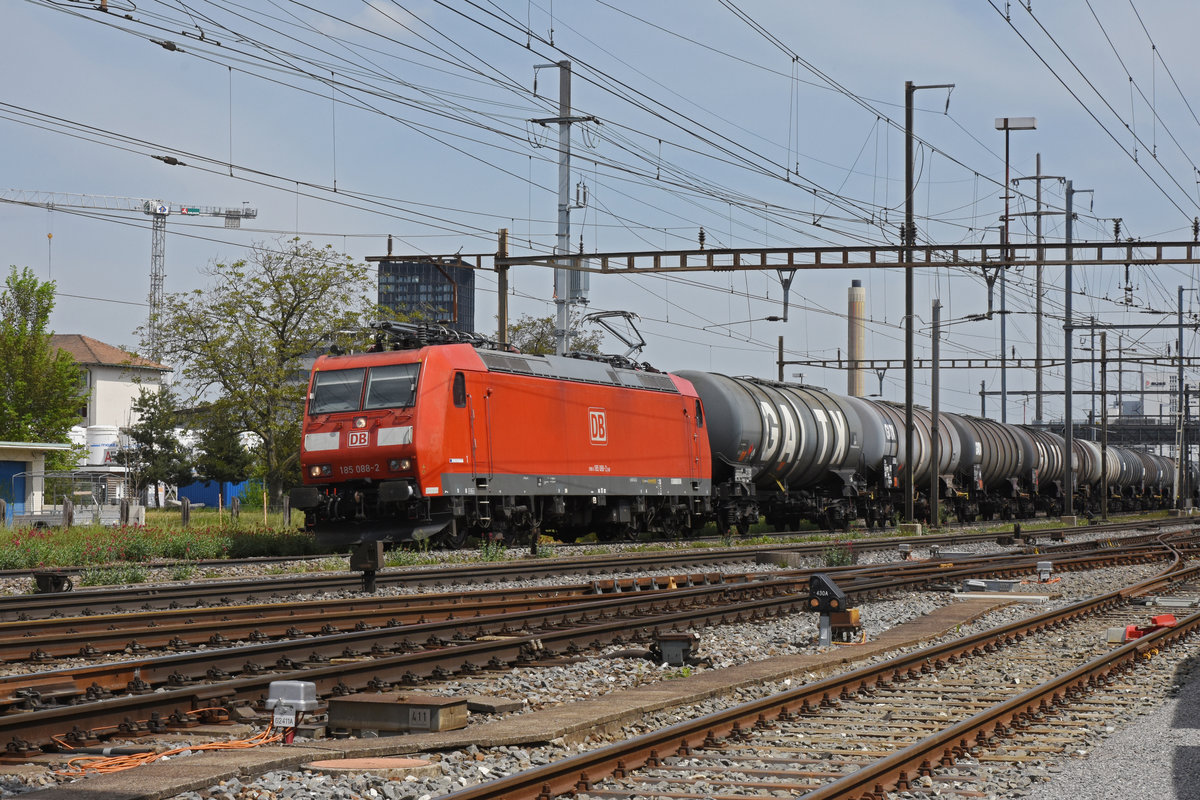 DB Lok 185 088-2 durchfährt den Bahnhof Pratteln. Die Aufnahme stammt vom 24.04.2020.