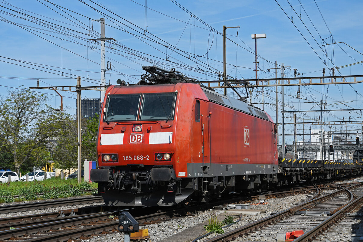DB Lok 185 088-2 durchfährt am 04.05.2023 den Bahnhof Pratteln.