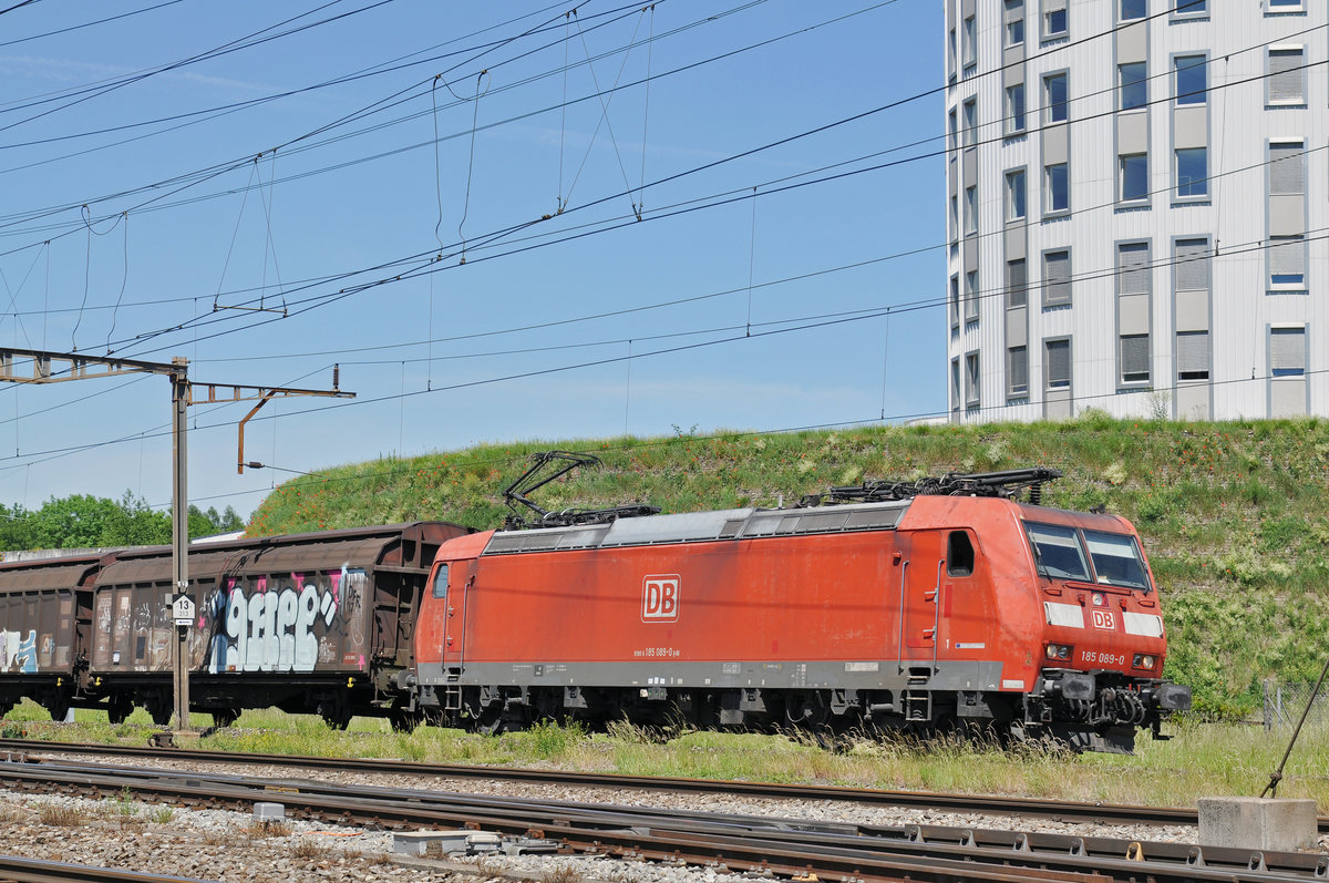 DB Lok 185 089-0 durchfährt den Bahnhof Pratteln. Die Aufnahme stammt vom 22.05.2017.