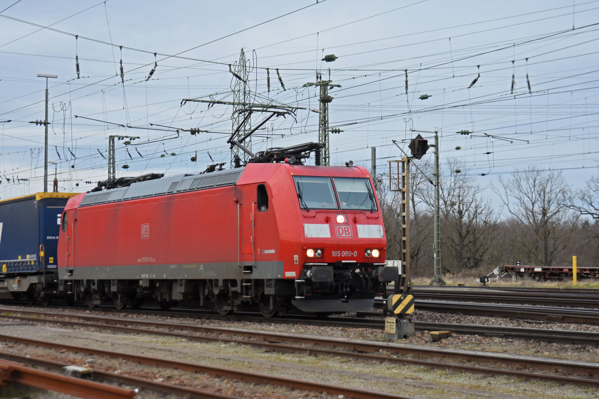 DB Lok 185 089-0 durchfährt den badischen Bahnhof. Die Aufnahme stammt vom 22.02.2020.