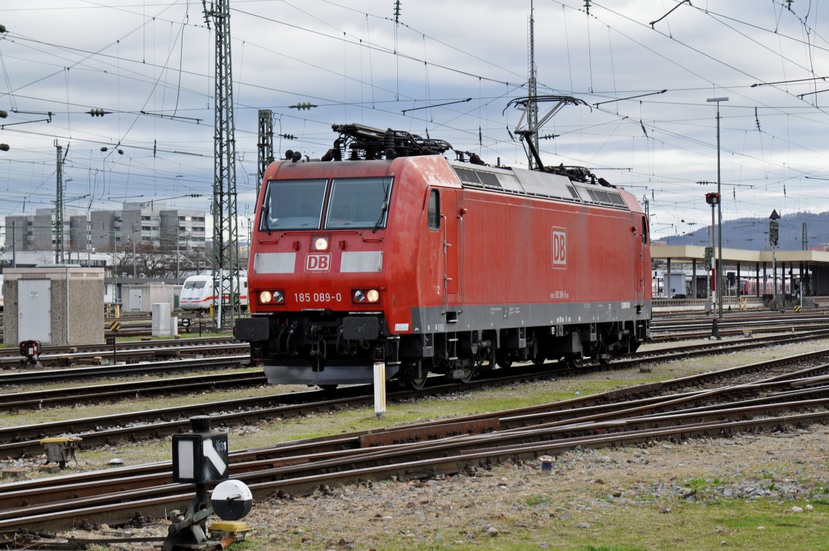 DB Lok 185 089-0 durchfährt den Badischen Bahnhof. Die Aufnahme stammt vom 01.12.2015.