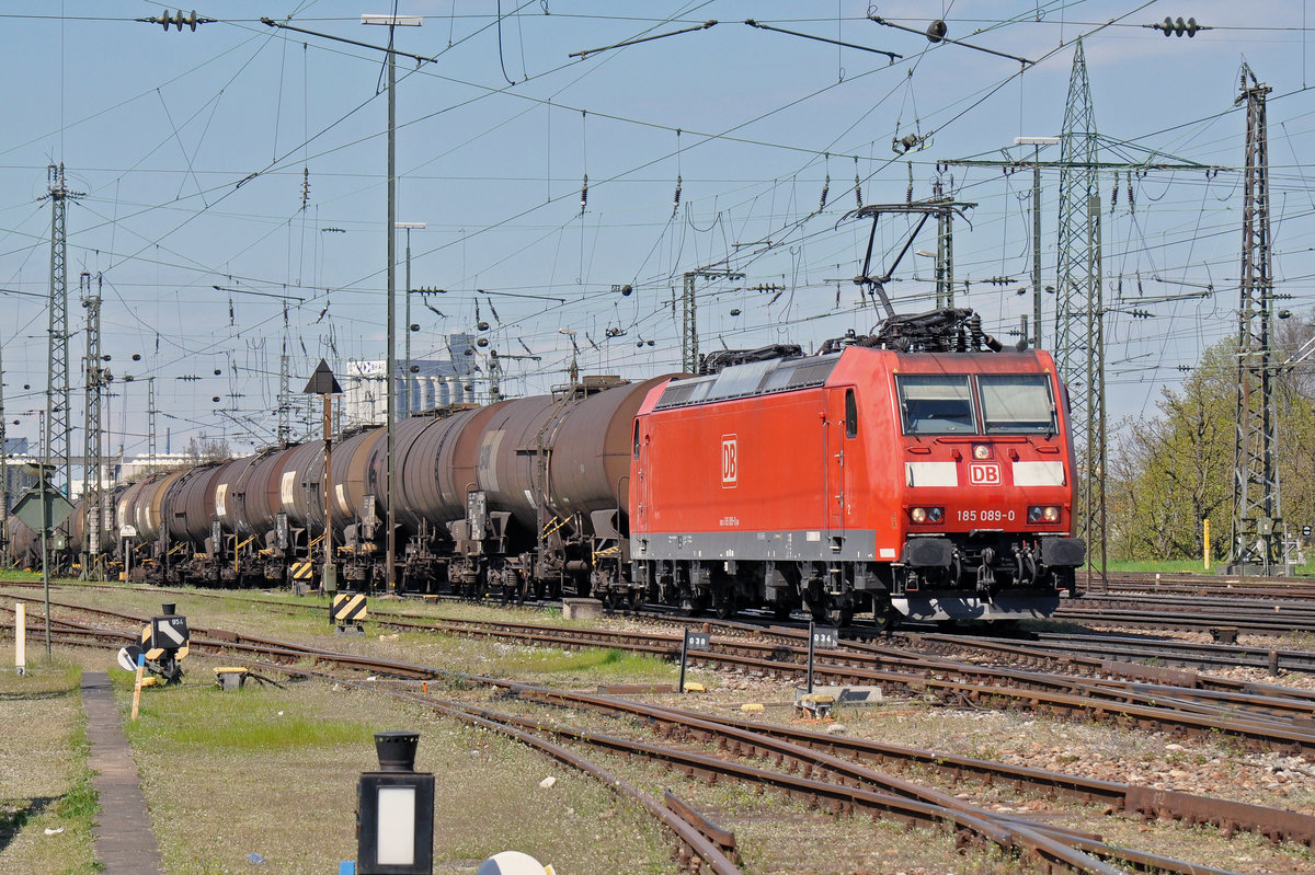 DB Lok 185 089-0 durchfährt den Badischen Bahnhof. Die Aufnahme stammt vom 11.04.2016.