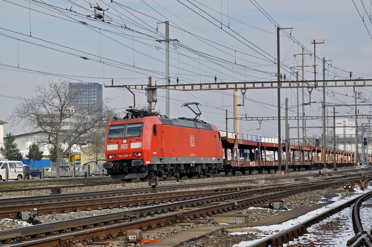 DB Lok 185 090-8 durchfährt den Bahnhof Pratteln. Die Aufnahme stammt vom 01.03.2018.