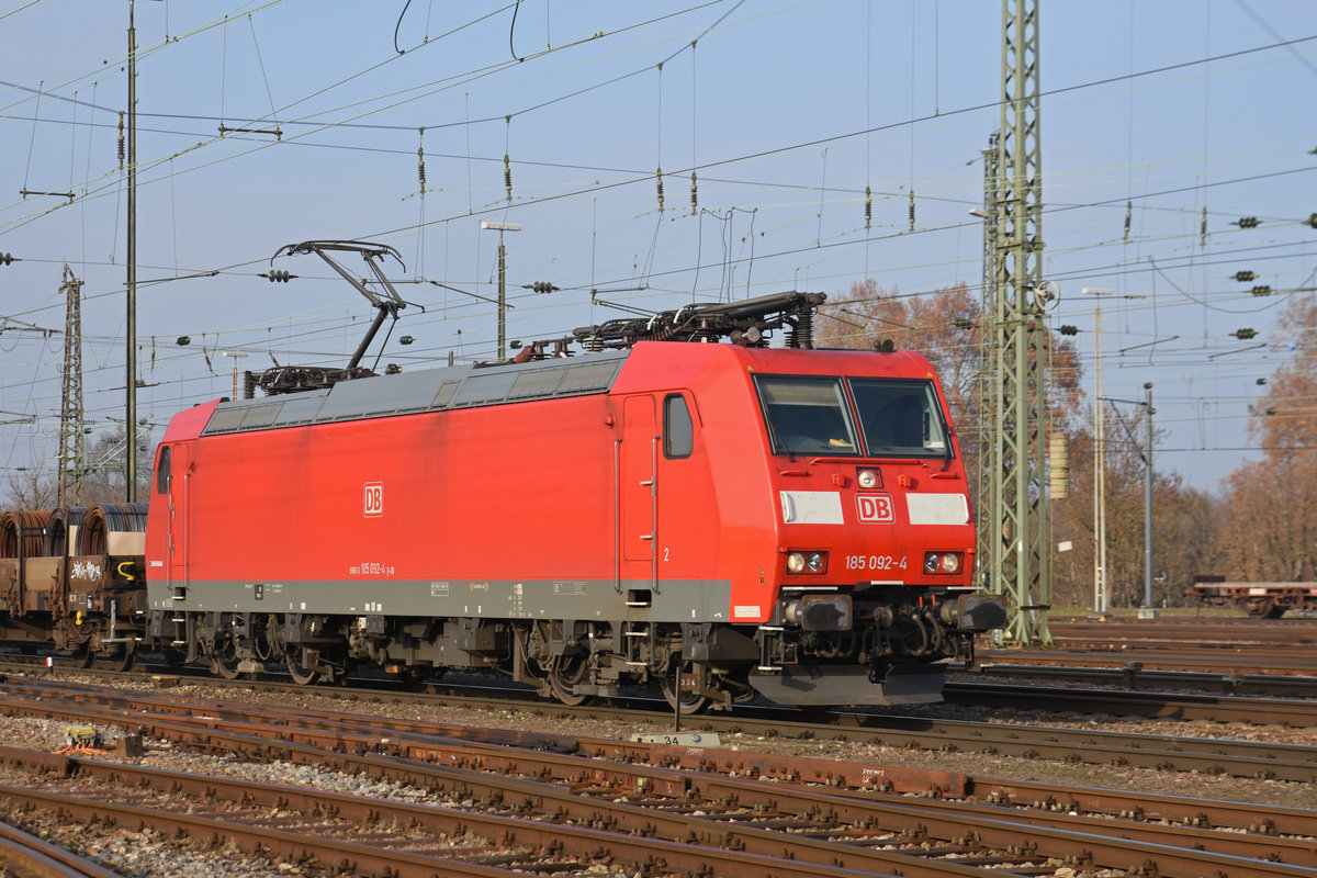 DB Lok 185 092-4 durchfährt den badischen Bahnhof. Die Aufnahme stammt vom 22.01.2019.