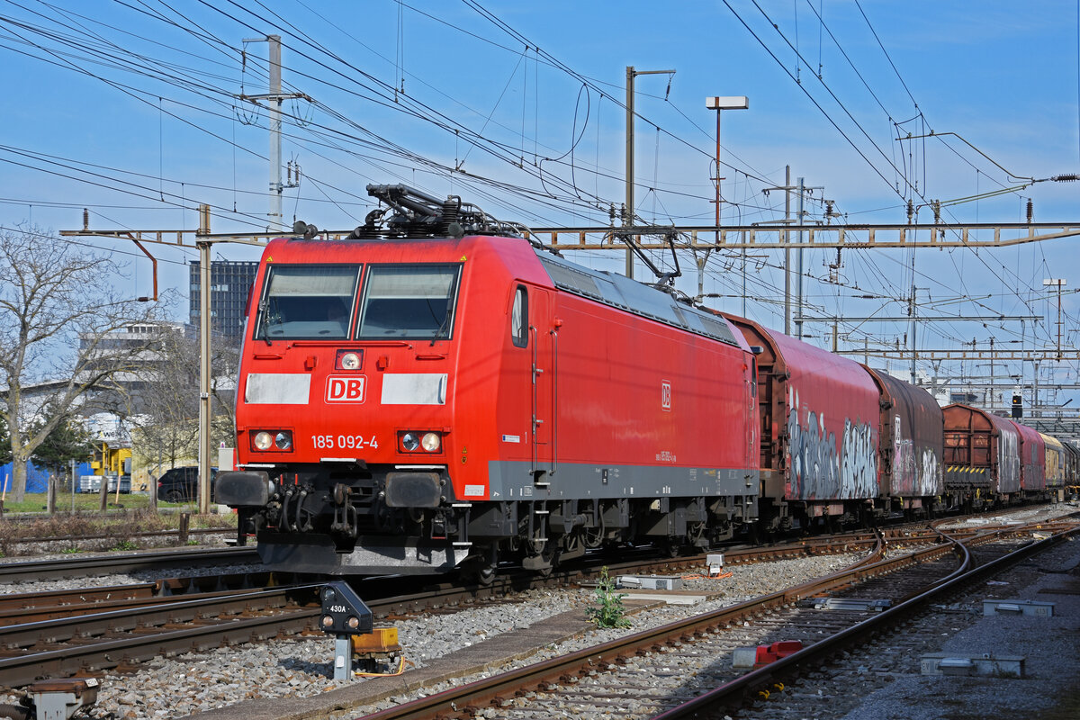 DB Lok 185 092-4 durchfährt den Bahnhof Pratteln. Die Aufnahme stammt vom 25.03.2021.