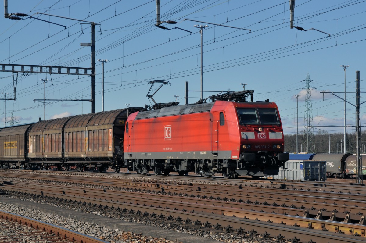 DB Lok 185 093-2 durchfährt den Bahnhof Muttenz. Die Aufnahme stammt vom 12.02.2014.