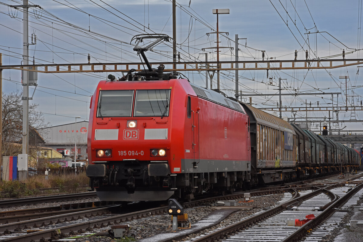 DB Lok 185 094-0 durchfährt den Bahnhof Pratteln. Die Aufnahme stammt vom 03.12.2021.