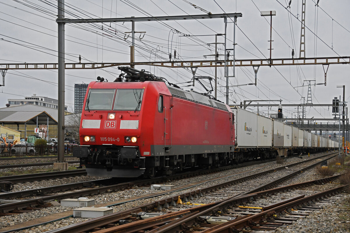 DB Lok 185 094-0 durchfährt am 23.01.2023 den Bahnhof Pratteln.