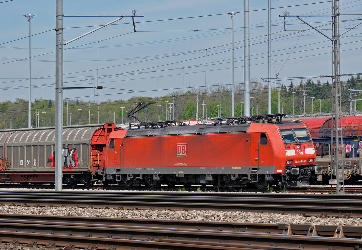 DB Lok 185 094-0 durchfährt den Güterbahnhof in Muttenz. Die Aufnahme stammt vom 21.04.2016.