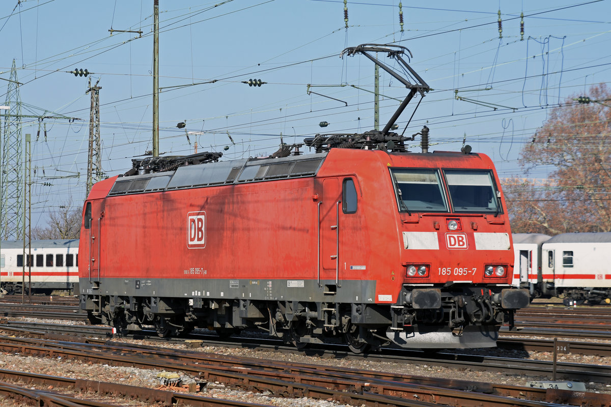 DB Lok 185 095-7 durchfährt solo den badischen Bahnhof. Die Aufnahme stammt vom 05.02.2019.