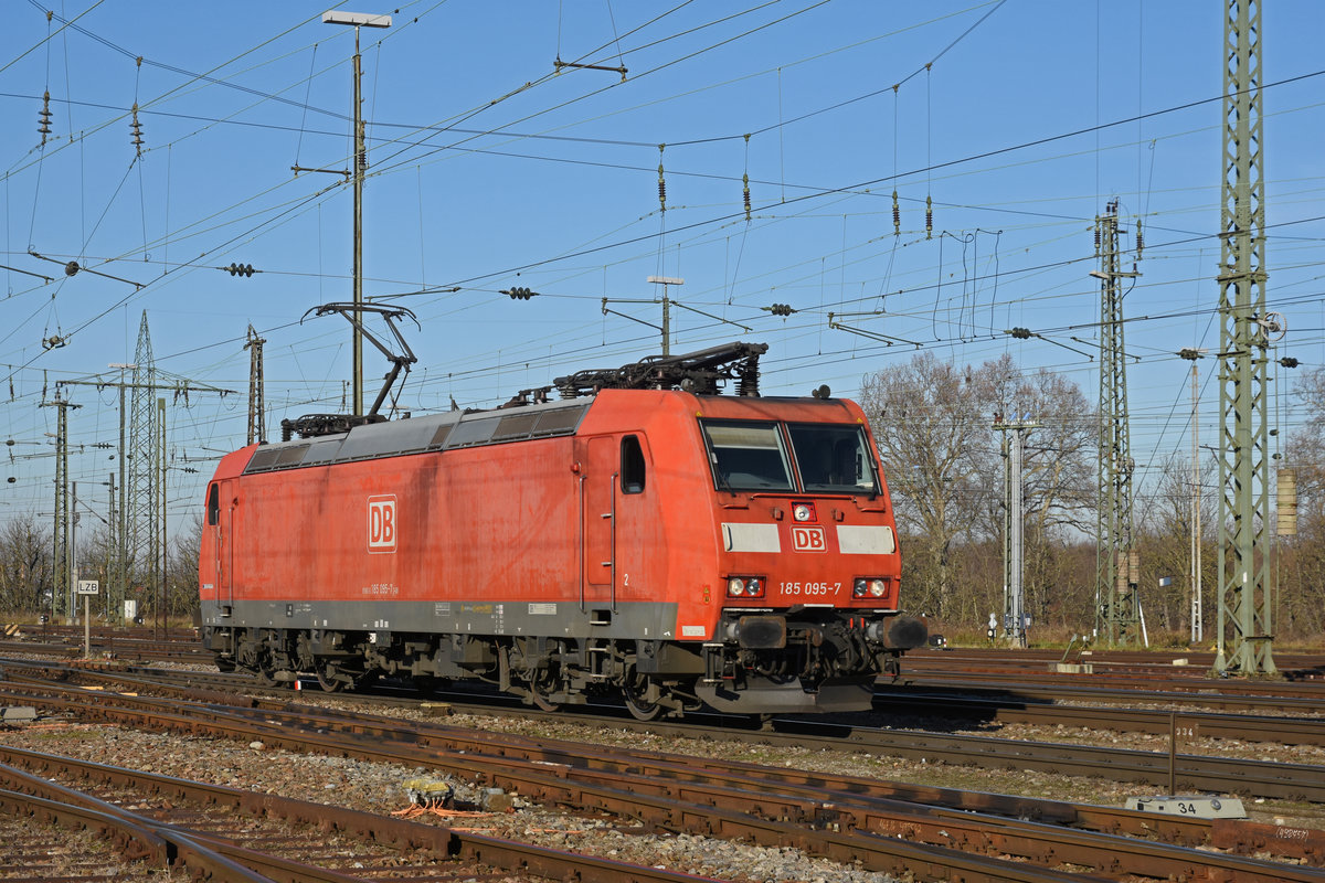 DB Lok 185 095-7 durchfährt solo den badischen Bahnhof. Die Aufnahme stammt vom 30.12.2019.