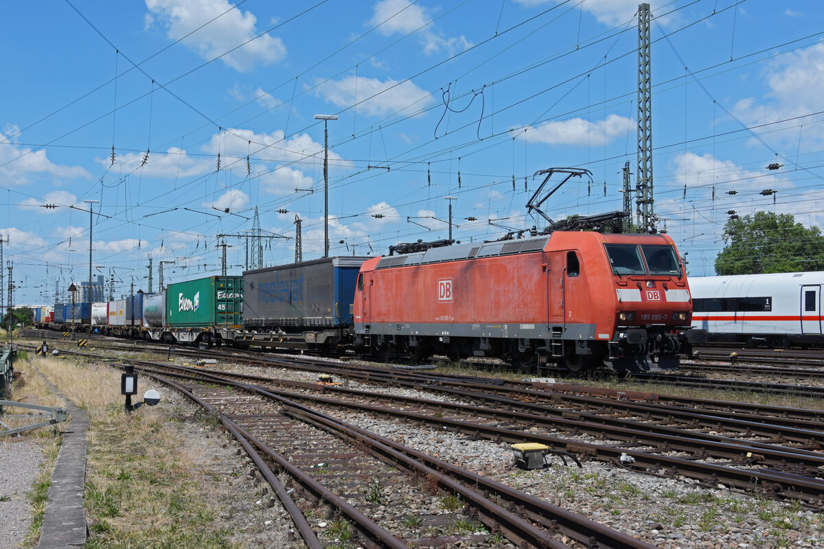 DB Lok 185 095-7 durchfährt den badischen Bahnhof. Die Aufnahme stammt vom 10.06.2022.