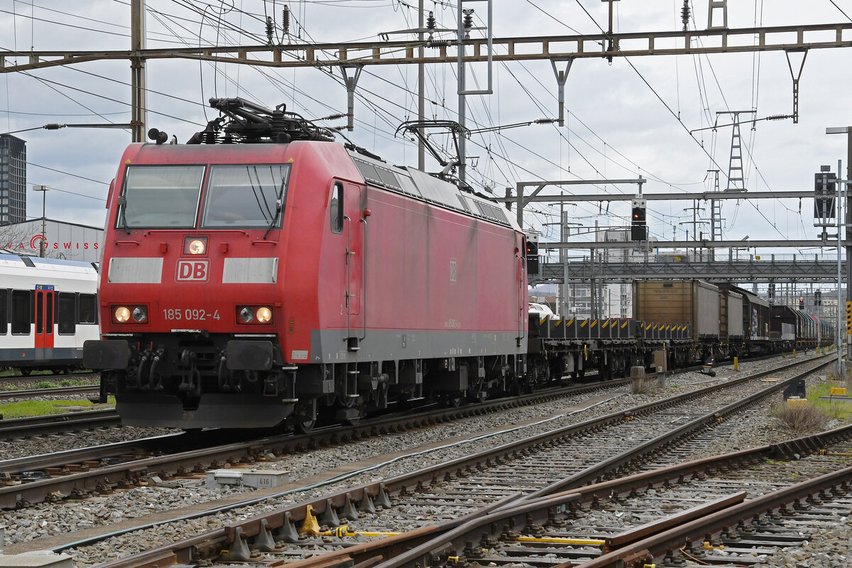 DB Lok 185 096-4 durchfährt am 31.03.2023 den Bahnhof Pratteln.