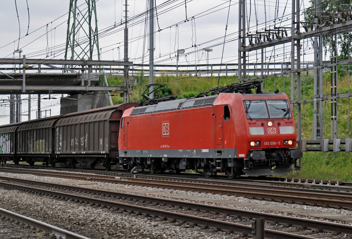 DB Lok 185 096-5 durchfährt den Bahnhof Muttenz. Die Aufnahme stammt vom 09.06.2015.