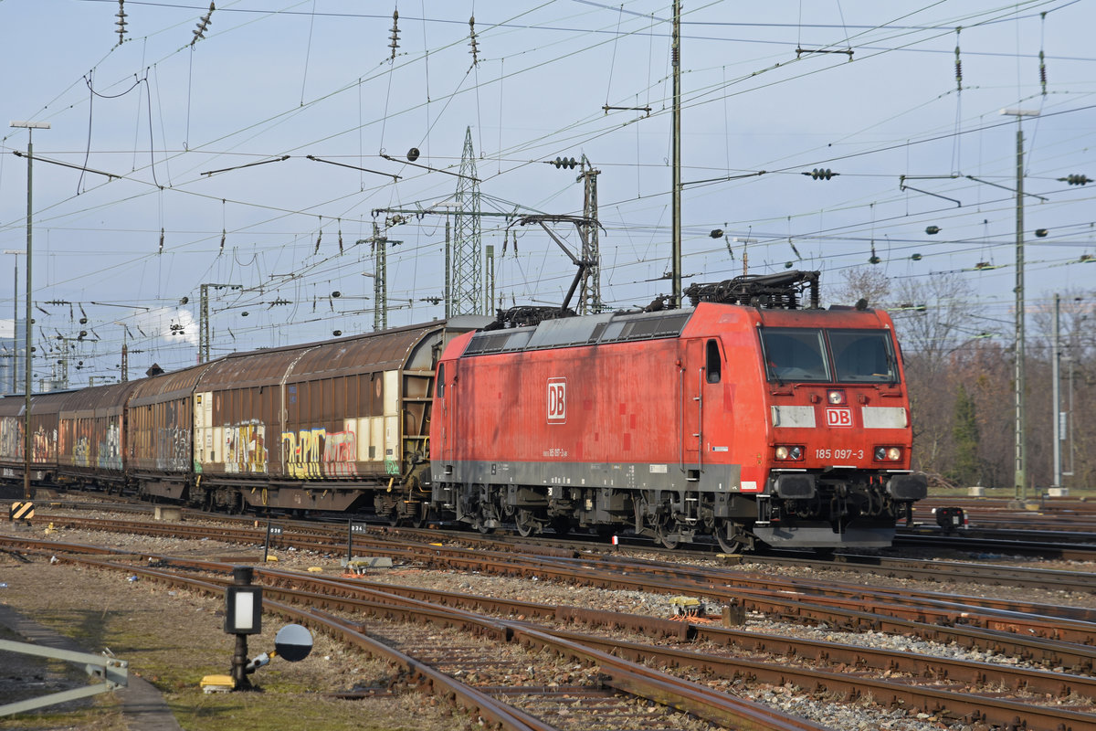 DB Lok 185 097-3 durchfährt den badischen Bahnhof. Die Aufnahme stammt vom 23.01.2019.