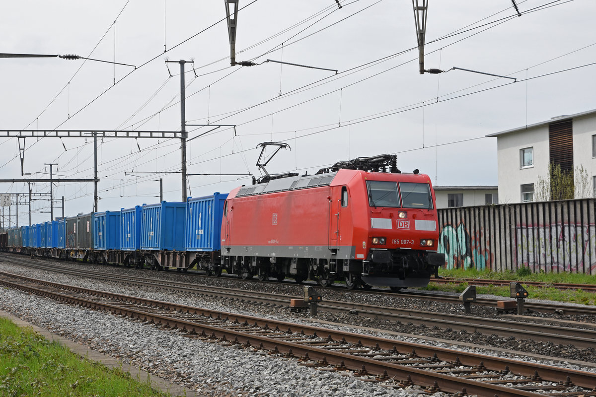 DB Lok 185 097-3 durchfährt den Bahnhof Rheinfelden. Die Aufnahme stammt vom 16.04.2019.