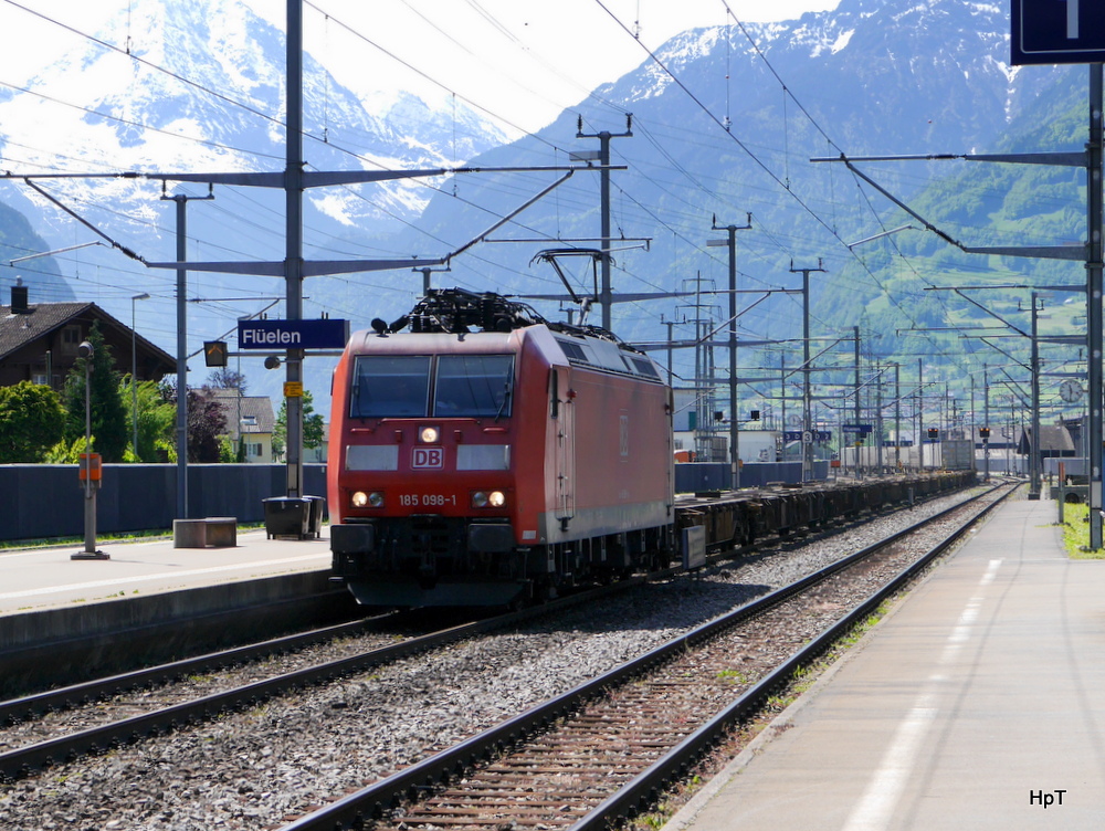 DB - Lok 185 098-1 mit Güterzug bei der durchfahrt im Bahnhof Flüelen am 21.05.2014