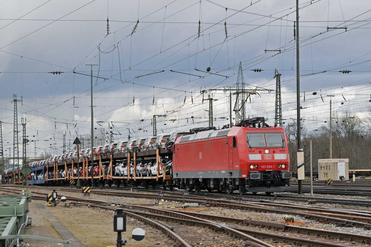 DB Lok 185 098-1 durchfährt den Badischen Bahnhof. Die Aufnahme stammt vom 07.03.2018.