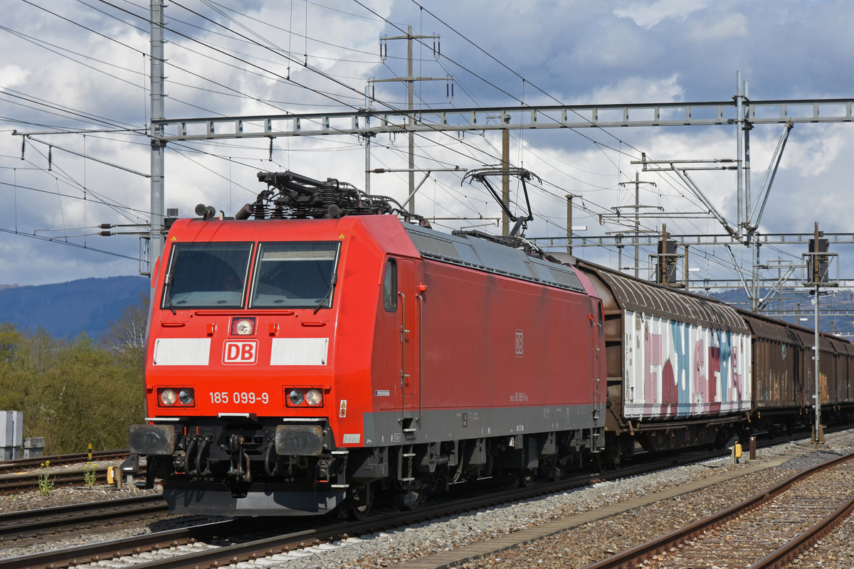 DB Lok 185 099-9 durchfährt den Bahnhof Möhlin. Die Aufnahme stammt vom 09.04.2019.
