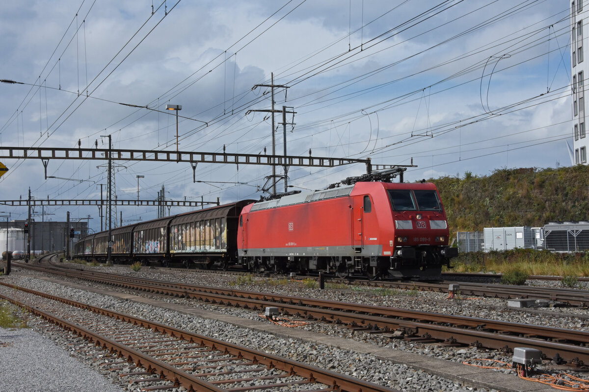 DB Lok 185 099-9 durchfährt den Bahnhof Pratteln. Die Aufnahme stammt vom 16.09.2021.
