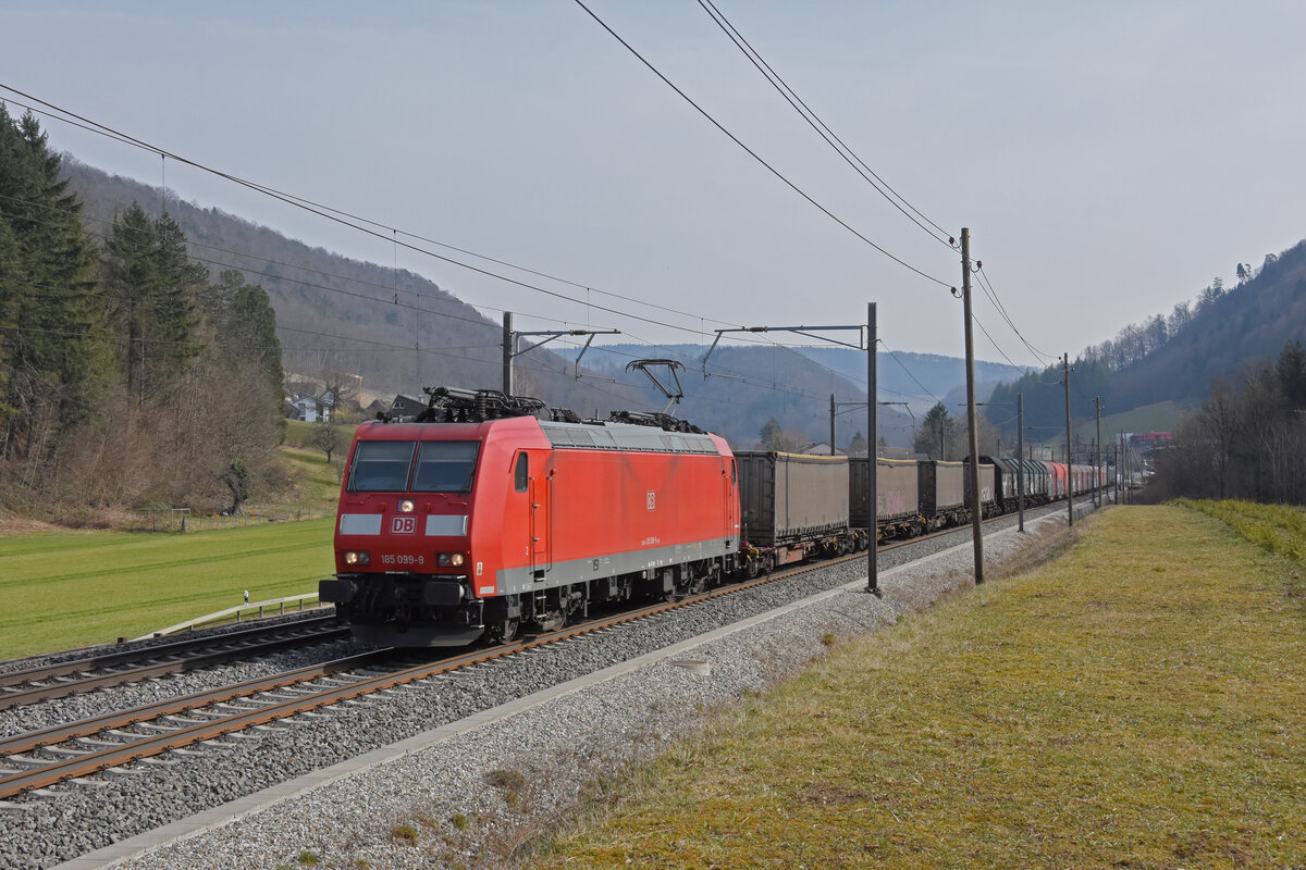 DB Lok 185 099-9 fährt Richtung Bahnhof Gelterkinden. Die Aufnahme stammt vom 12.03.2022.