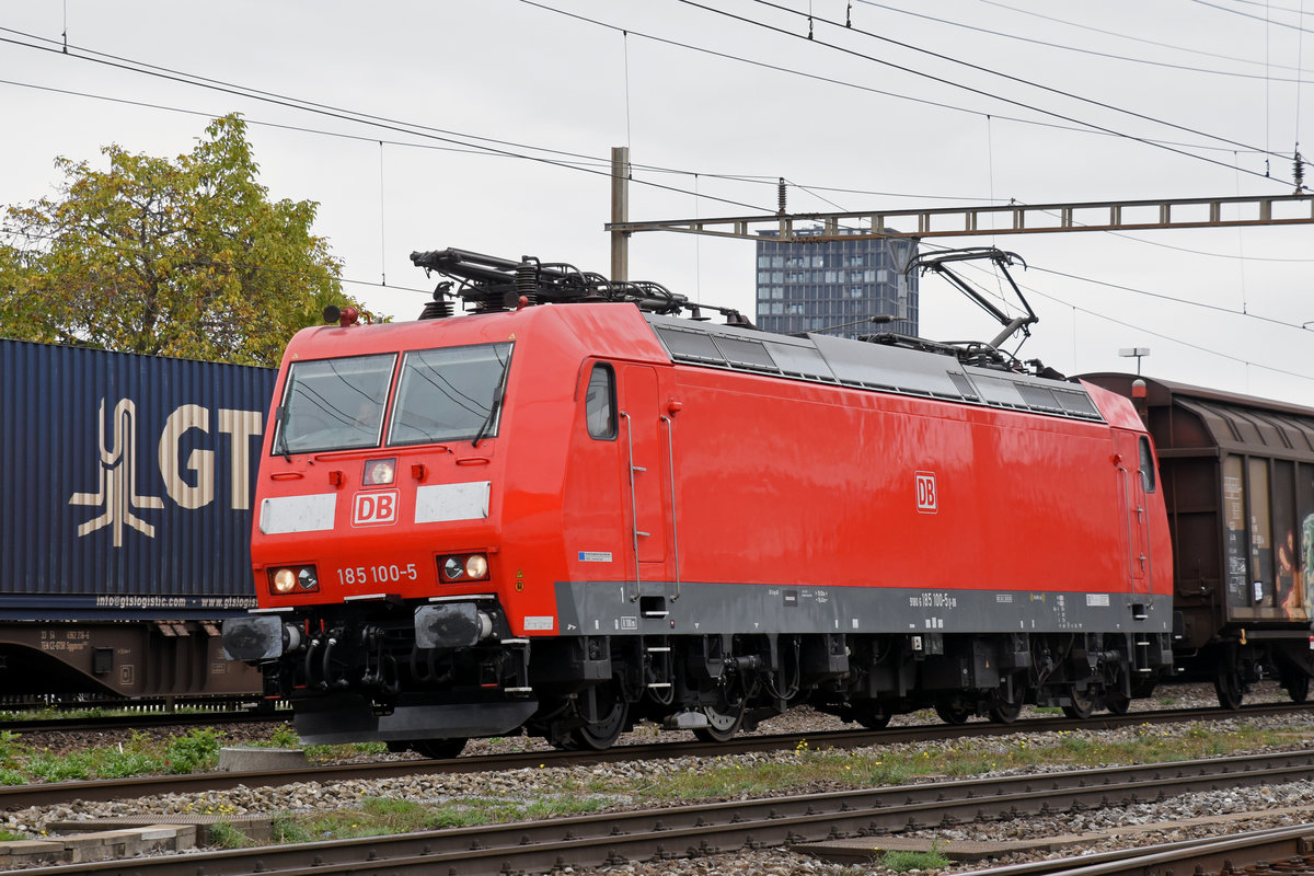 DB Lok 185 100-5 durchfährt den Bahnhof Pratteln. Die Aufnahme stammt vom 24.10.2018.