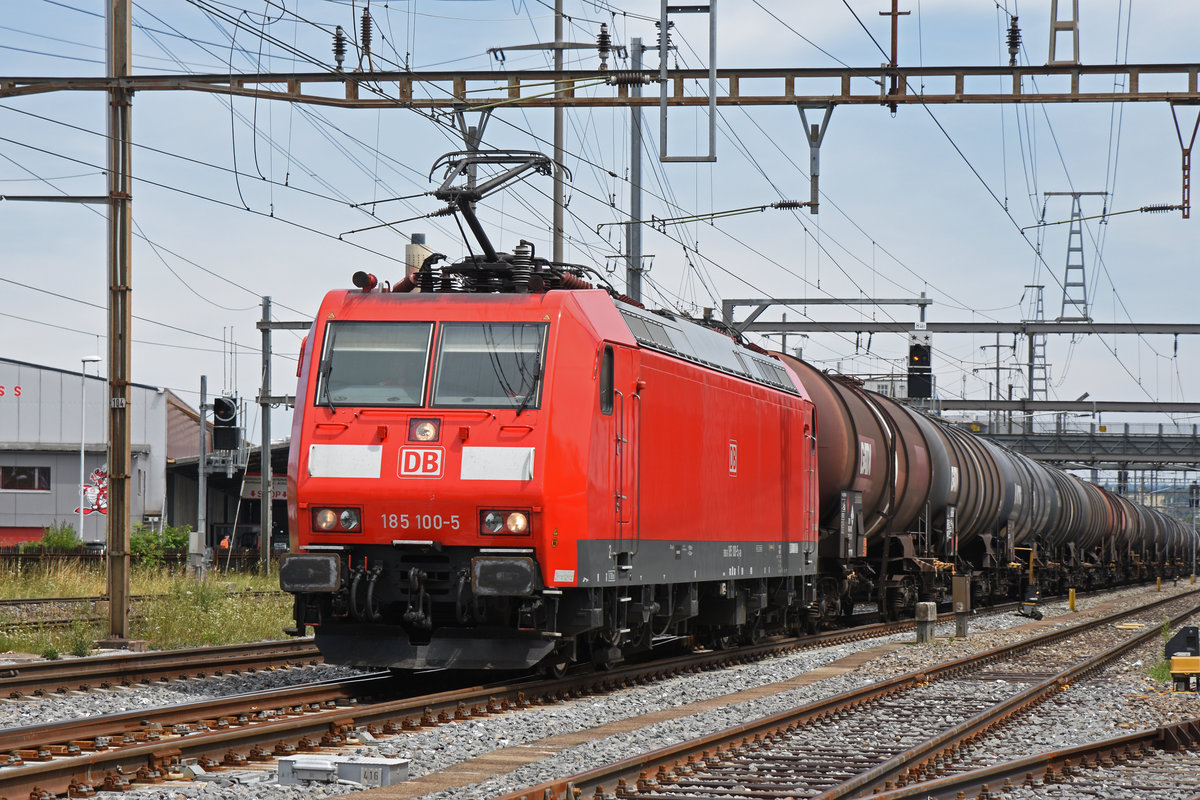 DB Lok 185 100-5 durchfährt den Bahnhof Pratteln. Die Aufnahme stammt vom 22.07.2019.