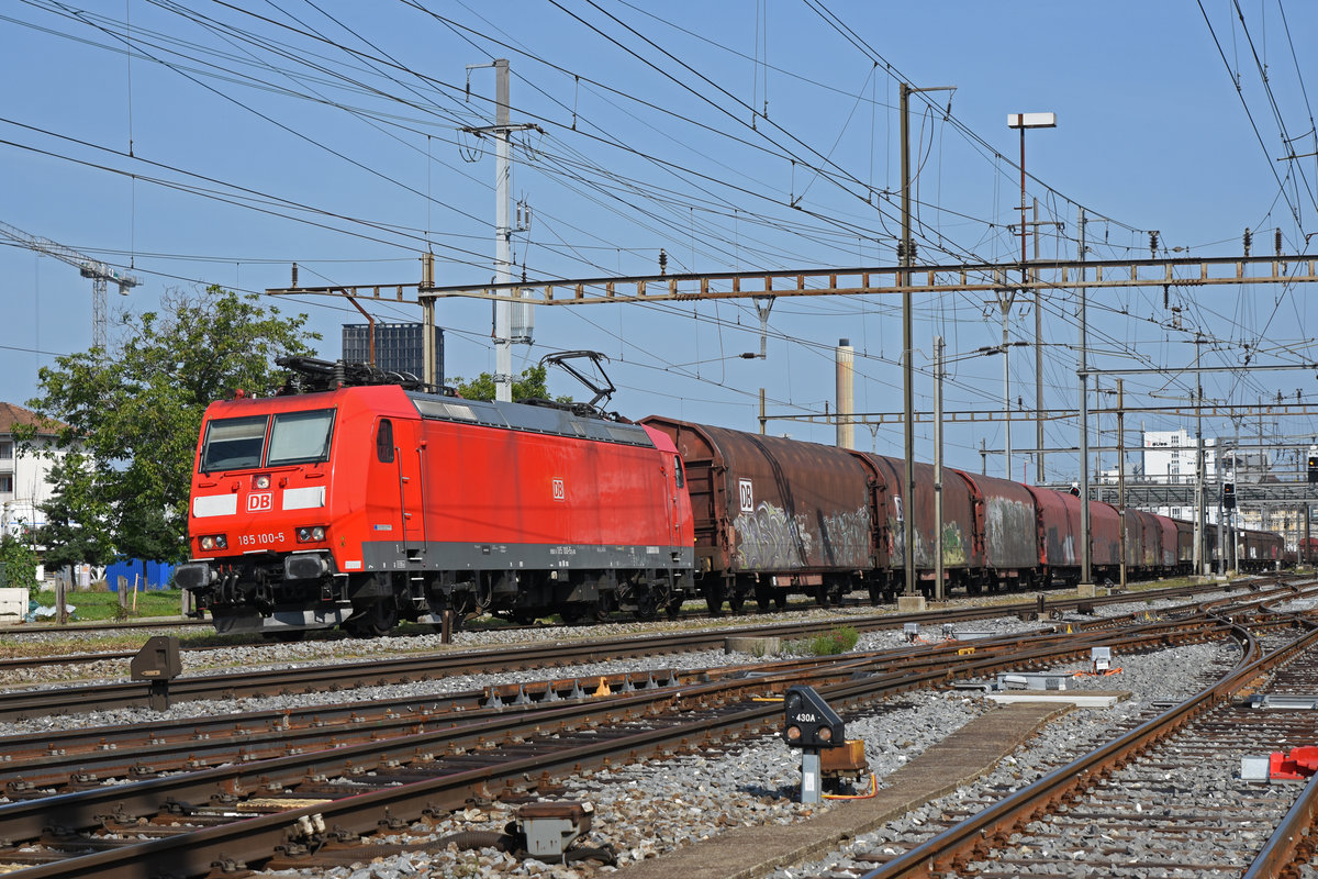 DB Lok 185 100-5 durchfährt den Bahnhof Pratteln. Die Aufnahme stammt vom 27.08.2019.