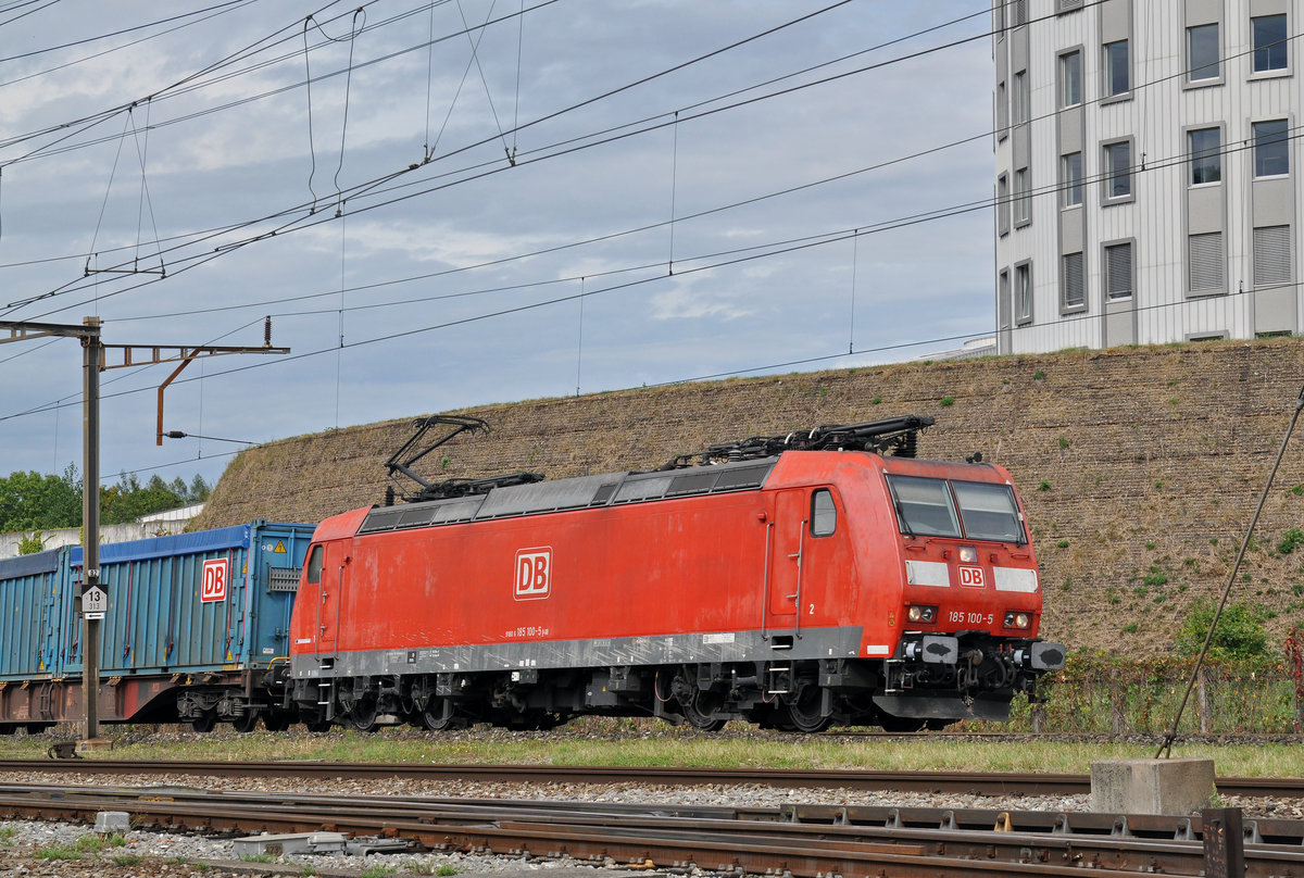 Db Lok 185 100-5 durchfährt den Bahnhof Pratteln. Die Aufnahme stammt vom 6.09.2016.