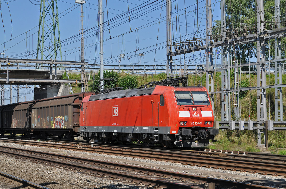 DB Lok 185 100-5 durchfährt den Bahnhof Muttenz. Die Aufnahme stammt vom 21.08.2015.