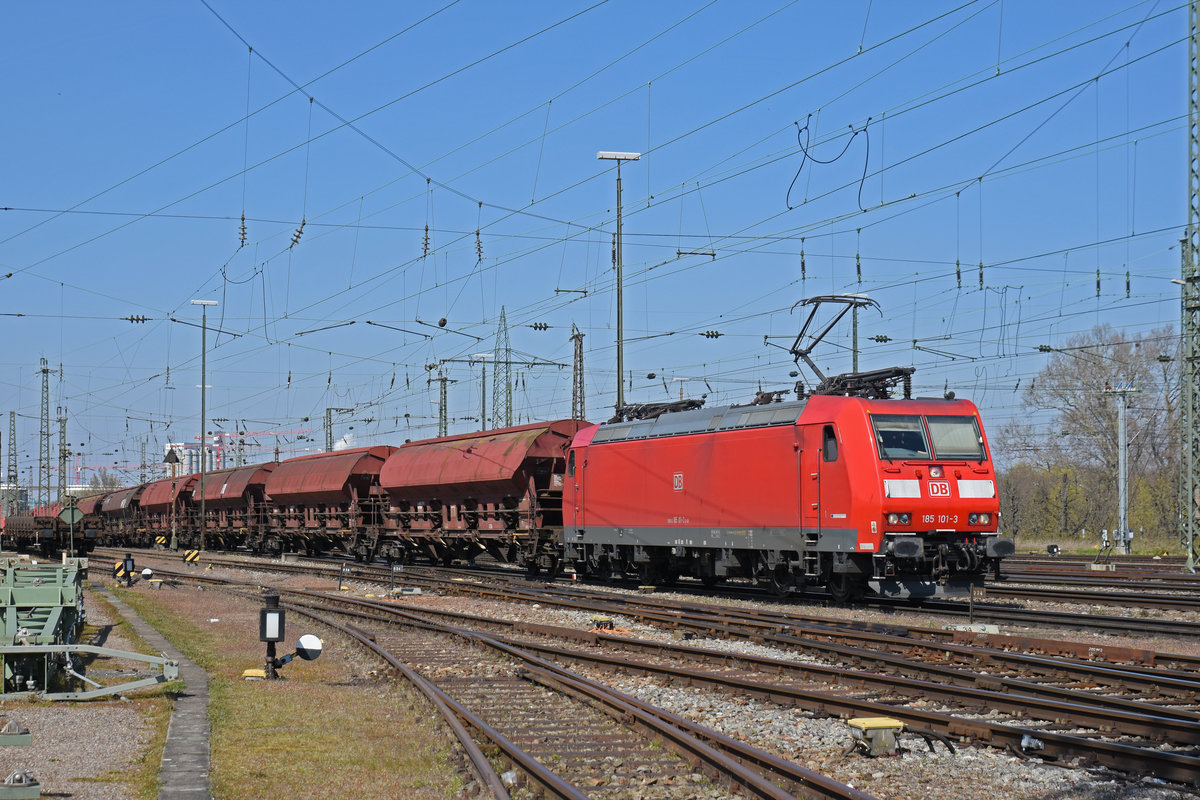 DB Lok 185 101-3 durchfährt den badischen Bahnhof. Die Aufnahme stammt vom 02.04.2020.