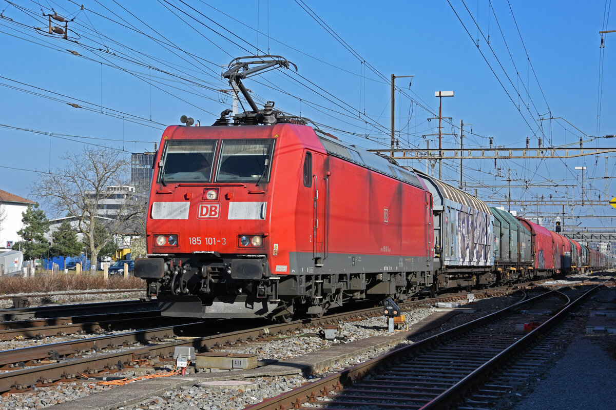 DB Lok 185 101-3 durchfährt den Bahnhof Pratteln. Die Aufnahme stammt vom 03.03.2022.