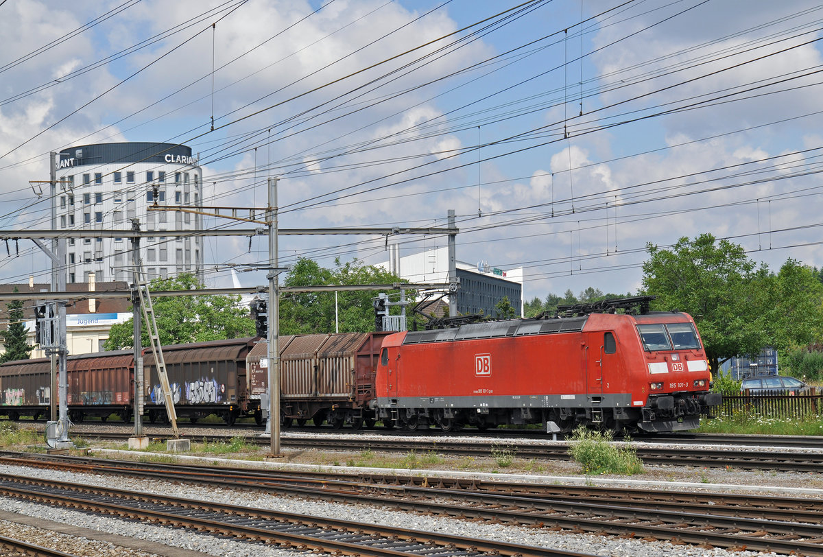 DB Lok 185 101-3 durchfährt den Bahnhof Pratteln. Die Aufnahme stammt vom 15.07.2016.