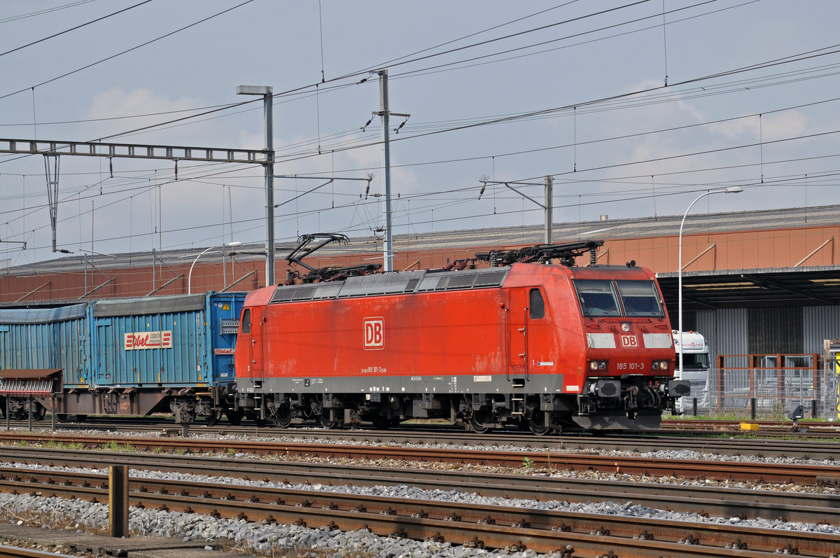 DB Lok 185 101-3 durchfährt den Bahnhof Pratteln. Die Aufnahme stammt vom 20.09.2016.