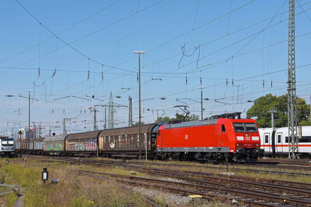 DB Lok 185 102-1 durchfährt den badischen Bahnhof. Die Aufnahme stammt vom 10.09.2020.