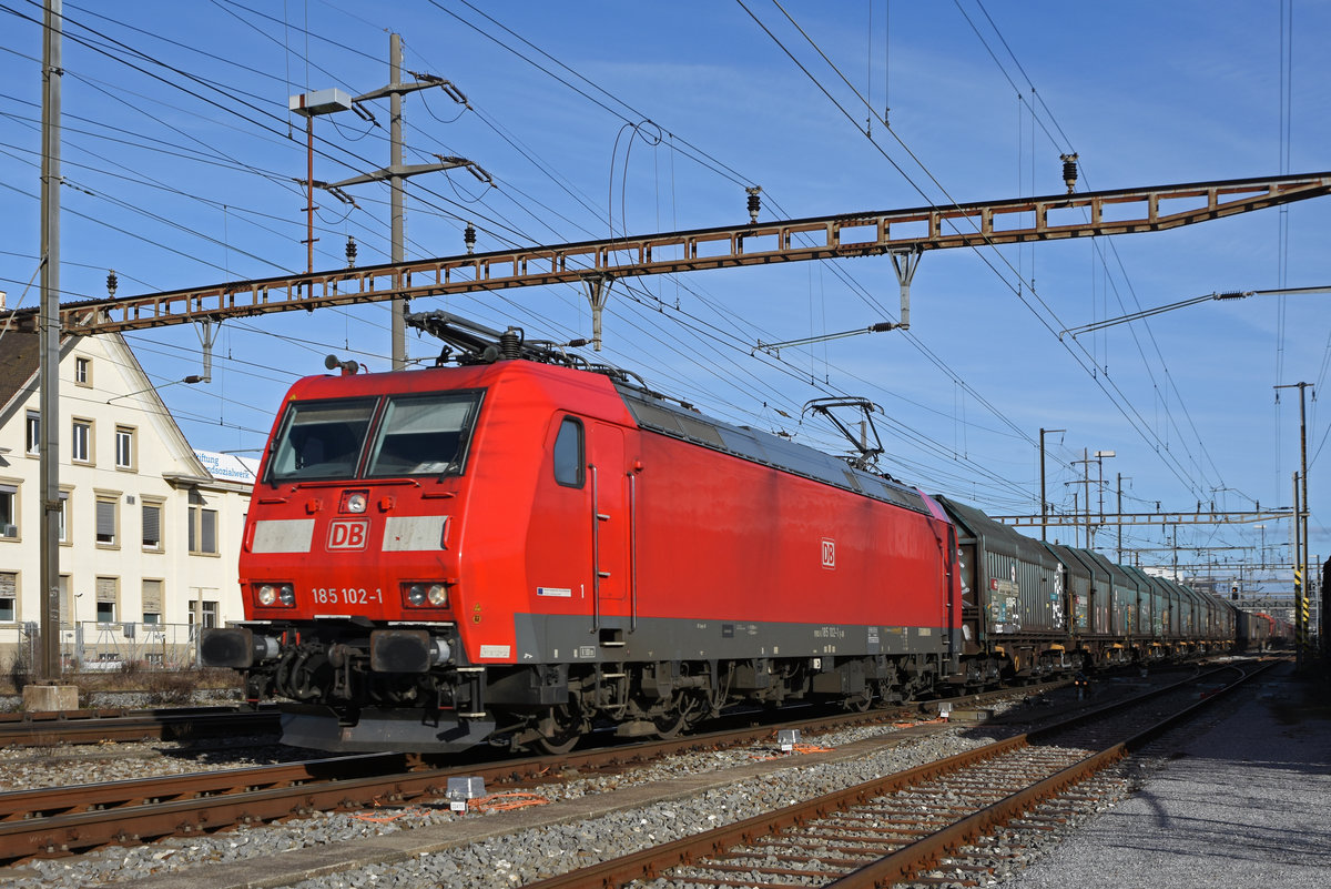 DB Lok 185 102-1 durchfährt den Bahnhof Pratteln. Die Aufnahme stammt vom 17.02.2021.
