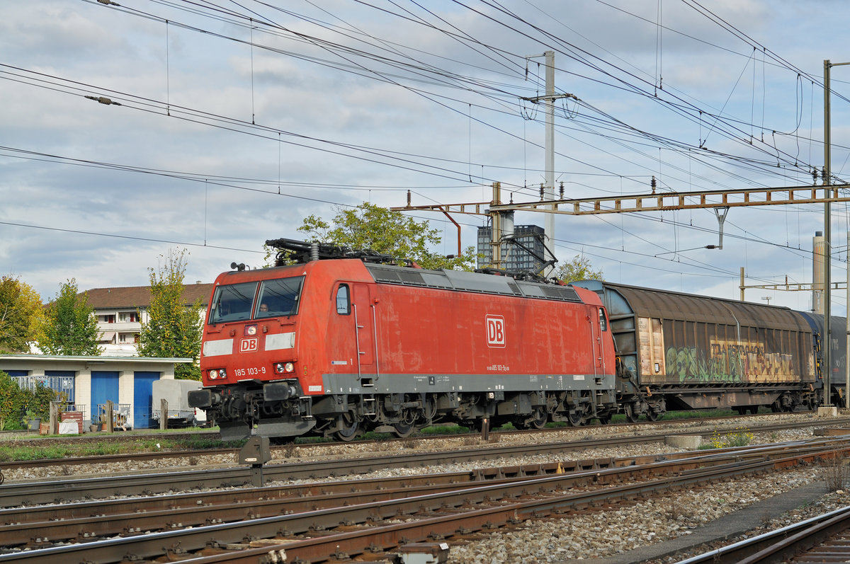 DB Lok 185 103-9 durchfährt den Bahnhof Pratteln. Die Aufnahme stammt vom 10.10.2017.