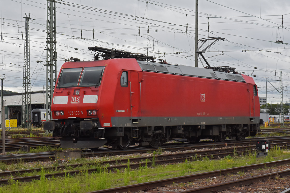DB Lok 185 103-9 durchfährt solo den badischen Bahnhof. Die Aufnahme stammt vom 02.07.2020.