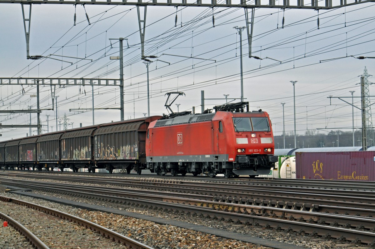 DB Lok 185 103-9 durchfährt den Bahnhof Muttenz. Die Aufnahme stammt vom 28.01.2015.