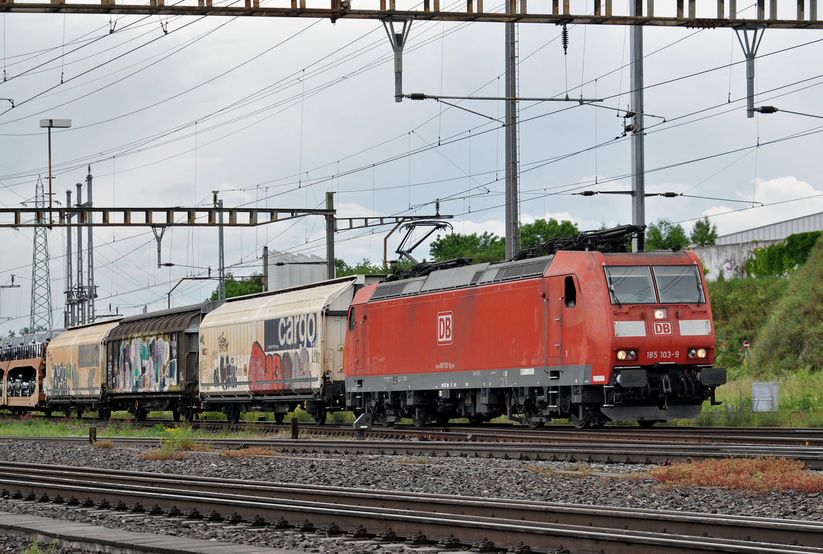 DB Lok 185 103-9 durchfährt den Bahnhof Pratteln. Die Aufnahme stammt vom 05.06.2016.