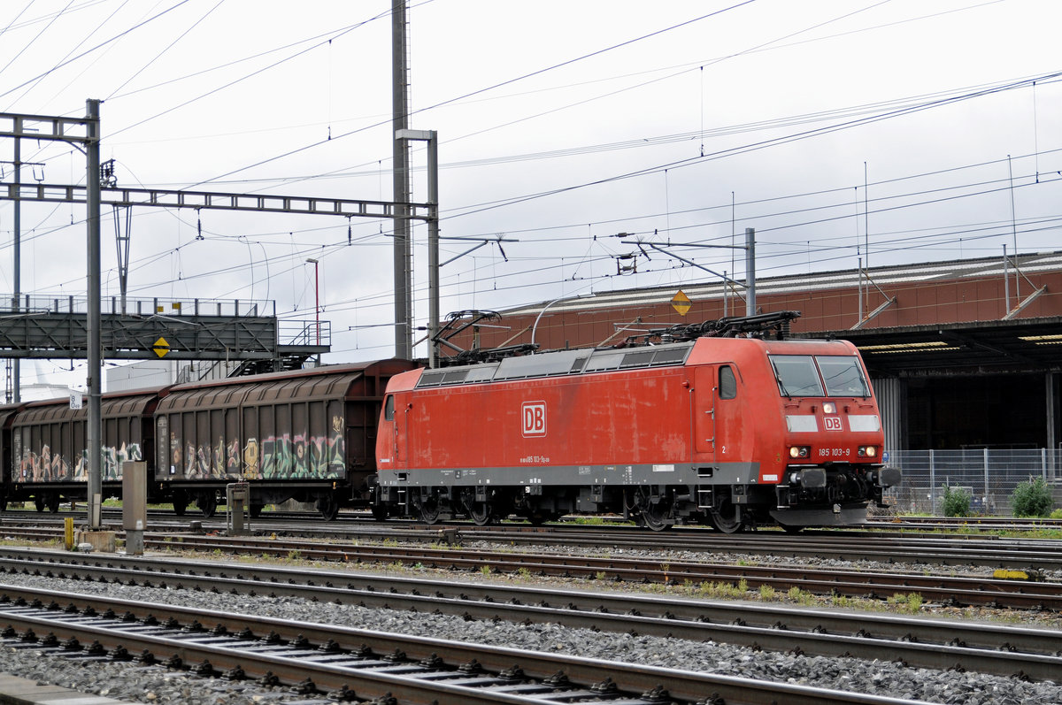DB Lok 185 103-9 durchfährt den Bahnhof Pratteln. Die Aufnahme stammt vom 07.11.2016. 