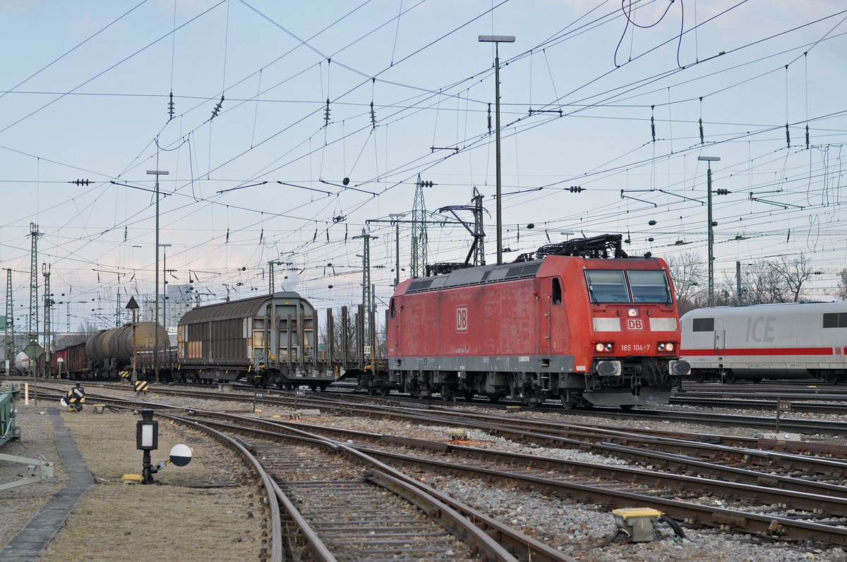 DB Lok 185 104-7 durchfährt den Badischen Bahnhof. Die Aufnahme stammt vom 02.12.2017.