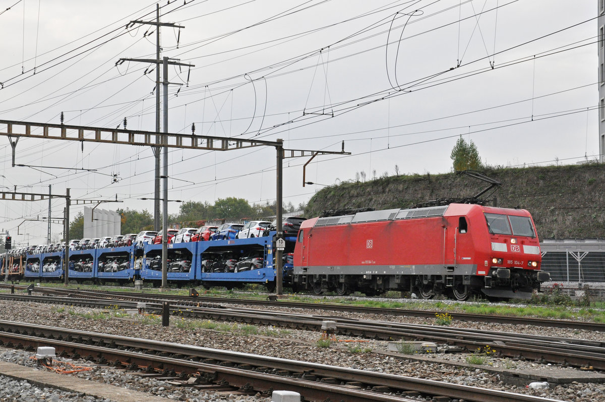 DB Lok 185 104-7 durchfährt den Bahnhof Pratteln. Die Aufnahme stammt vom 23.10.2019.
