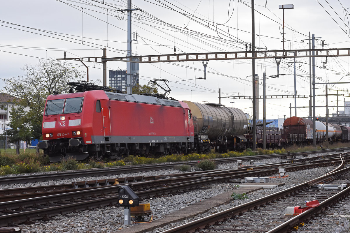 DB Lok 185 104-7 durchfährt den Bahnhof Pratteln. Die Aufnahme stammt vom 09.10.2020.