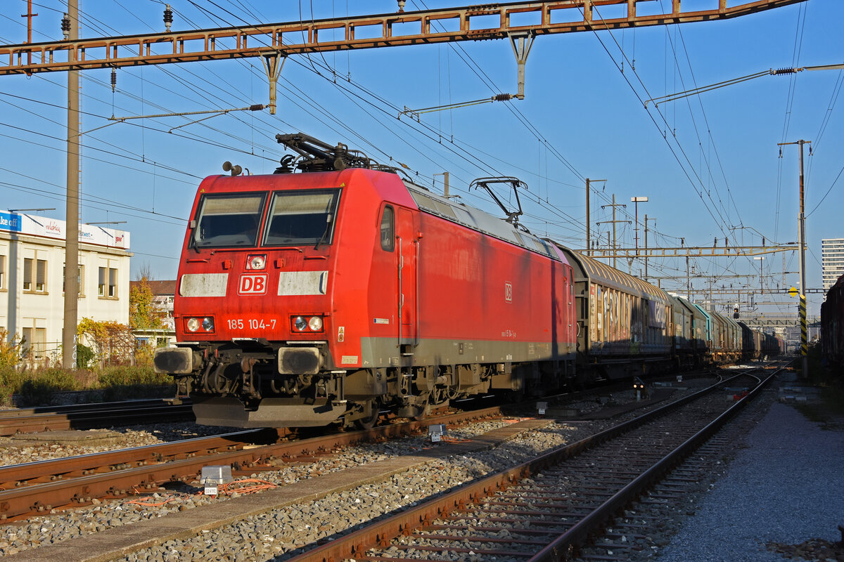 DB Lok 185 104-7 durchfährt den Bahnhof Pratteln. Die Aufnahme stammt vom 09.11.2021.