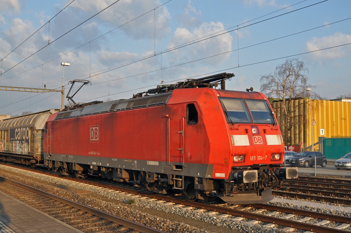 DB Lok 185 104-7 steht beim Bahnhof Kaiseraugst. Die Aufnahme stammt vom 10.03.2016.